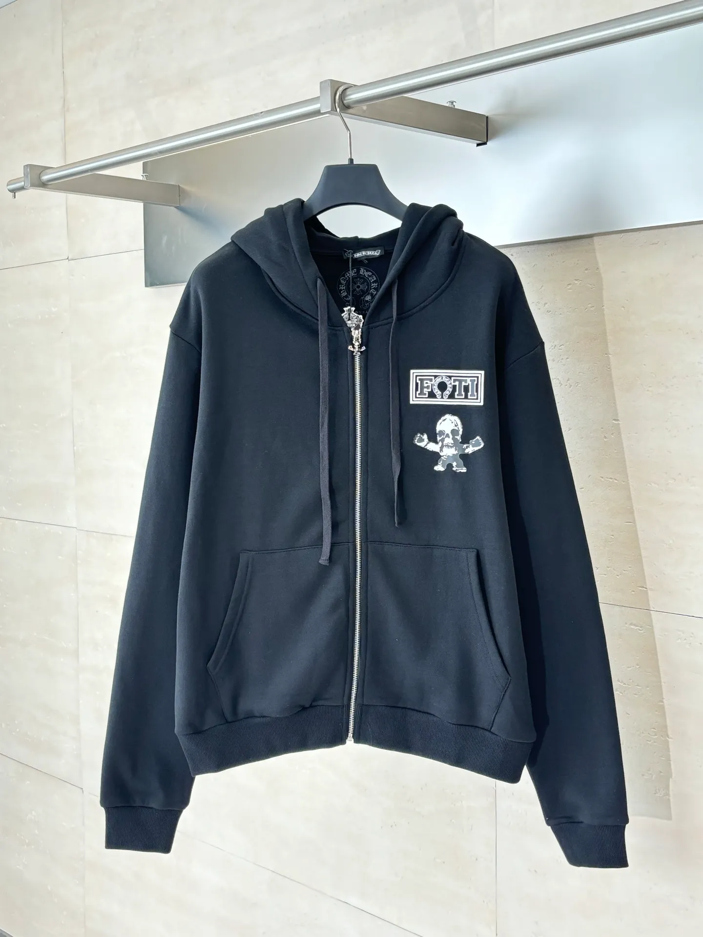 P426 Chrome Heart*/Chrome Heart Jiugongge skull hooded zipper sweatshirt is made of high-quality cotton fabric, soft and skin-friendly, and has good breathability. The overall color is classic black, which sets a low-key and versatile style tone. The simple print pattern on the left chest on the front includes letters and cartoon skull images. The design is simple but highly recognizable, showing an uninhibited personality and attitude. Size: S/M/L/XL